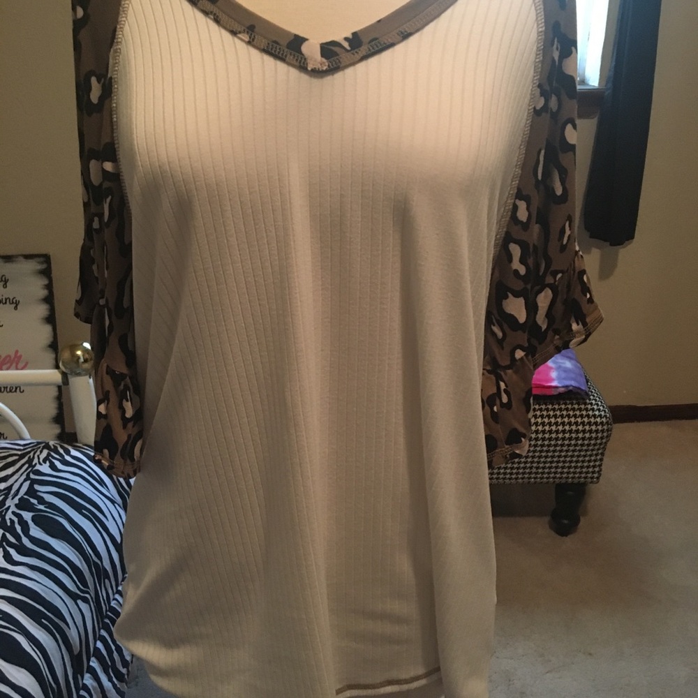 Tee For The Soul Top. Excellent condition.
